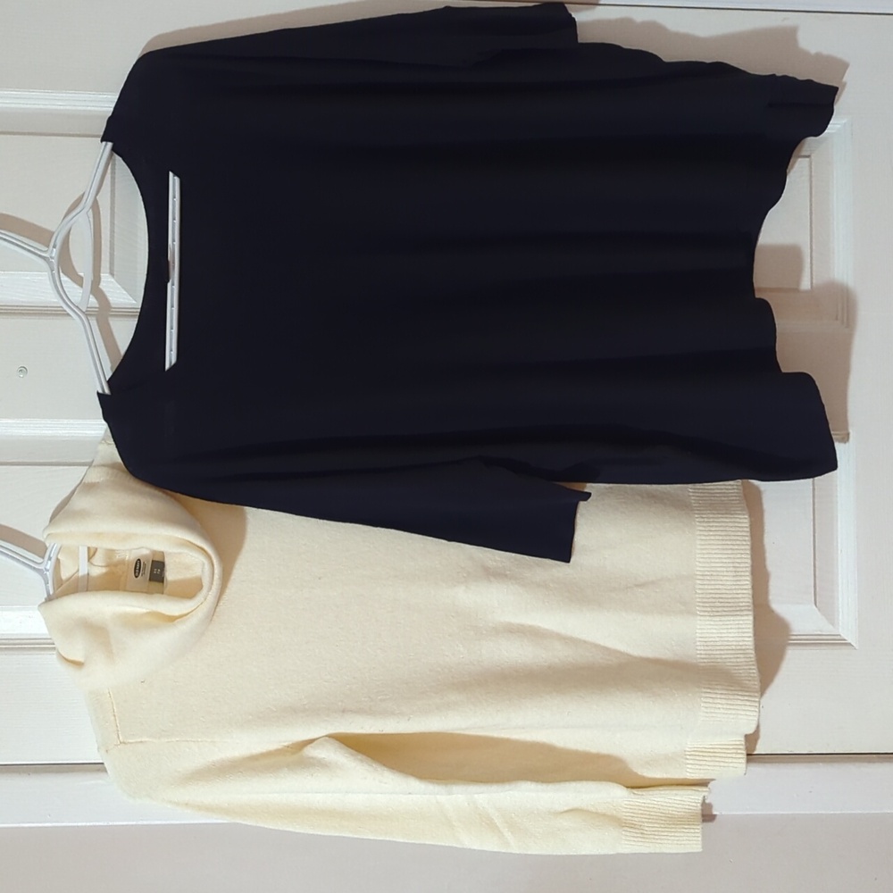 2 XS SWEATERS